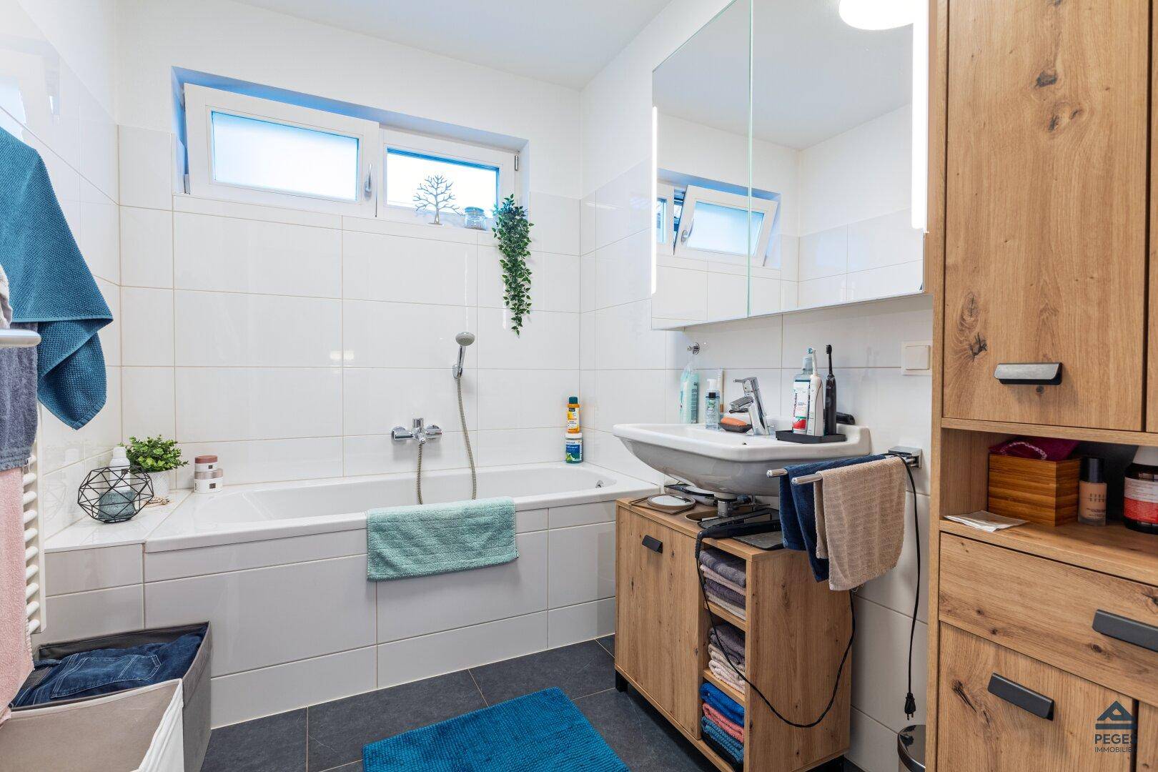 Bad mit Dusche, Wanne - Unterschrank und Schrank nicht mitvermietet