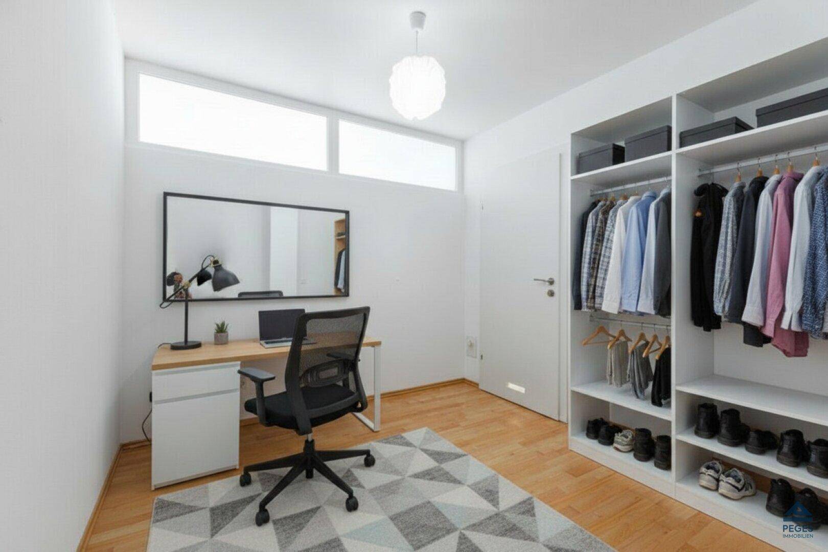Helles Arbeitszimmer mit Schreibtisch, Bürostuhl und offenem Kleiderschrank, ideal für Home-Office.