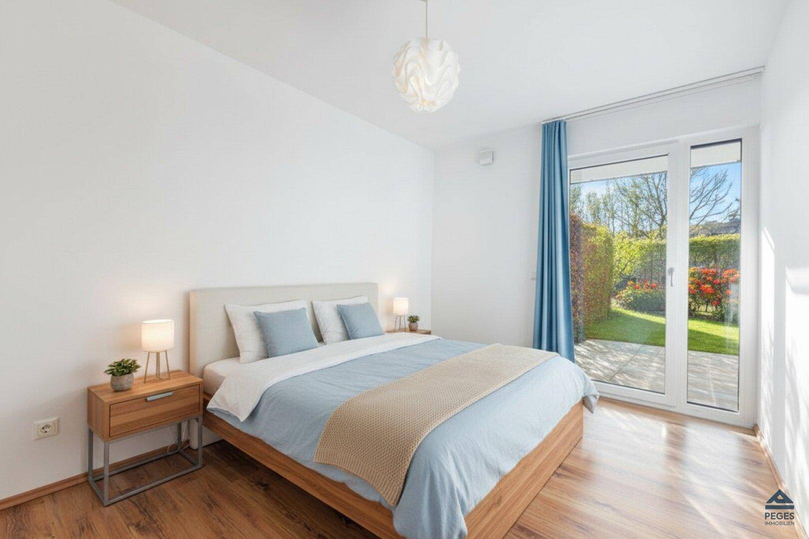 Gemütliches Schlafzimmer mit Holzbett, Nachttischen und direktem Zugang zum Garten.