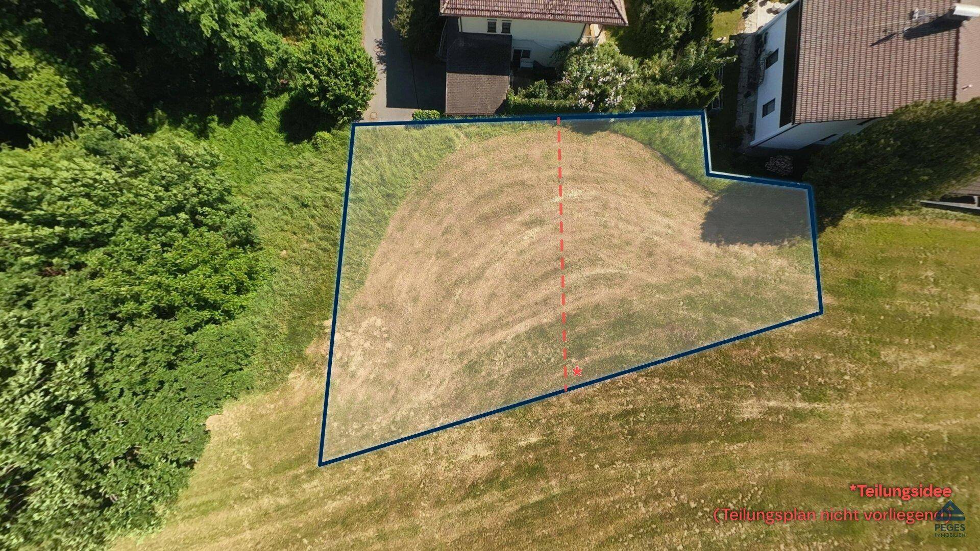 Detaillierte Luftaufnahme eines Grundstücks mit Markierungen und angrenzender grüner Vegetation.