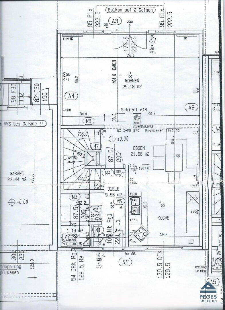 Grundriss des Erdgeschosses mit Wohn-, Essbereich, Küche und Garage.