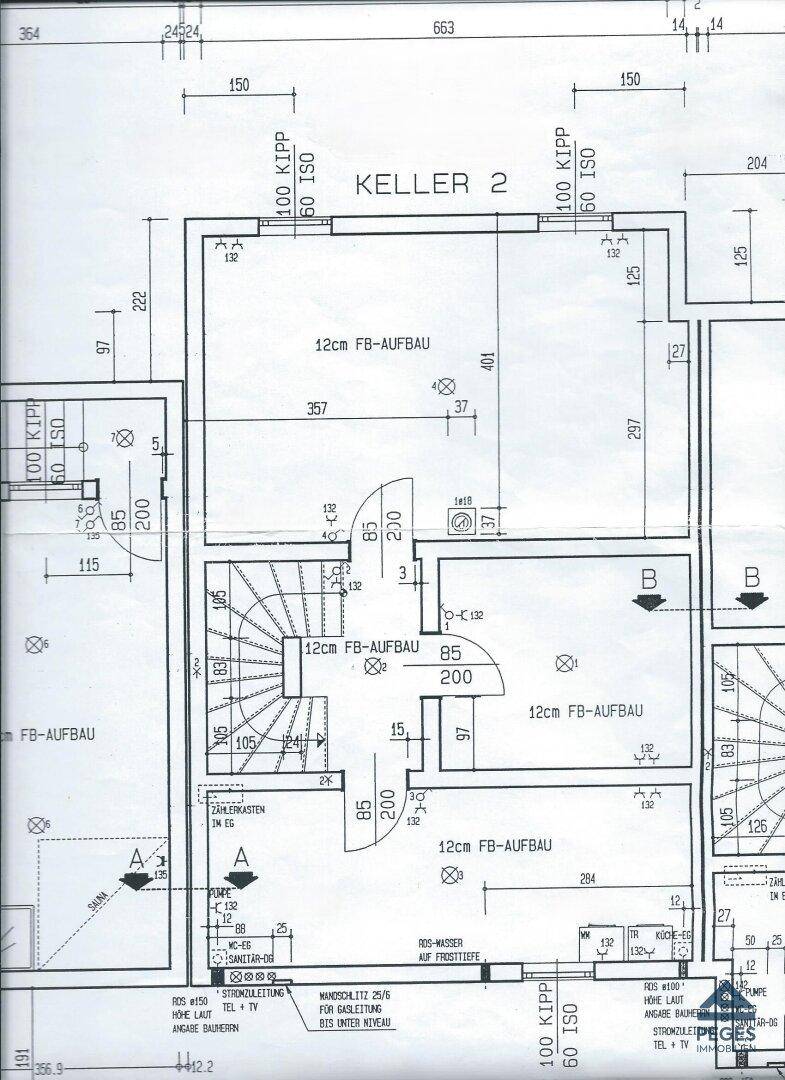 Grundriss des Kellers mit verschiedenen Räumen und Treppenaufgang.