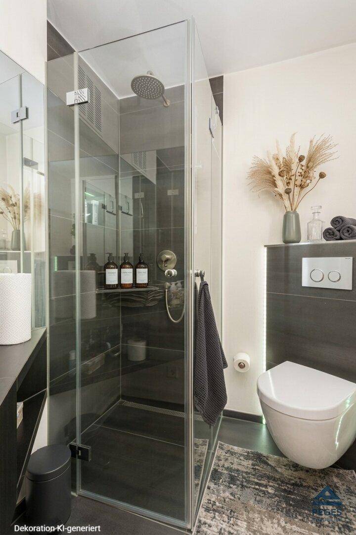 Elegantes Badezimmer mit begehbarer Dusche, Wand-WC und dunklen Fliesen.