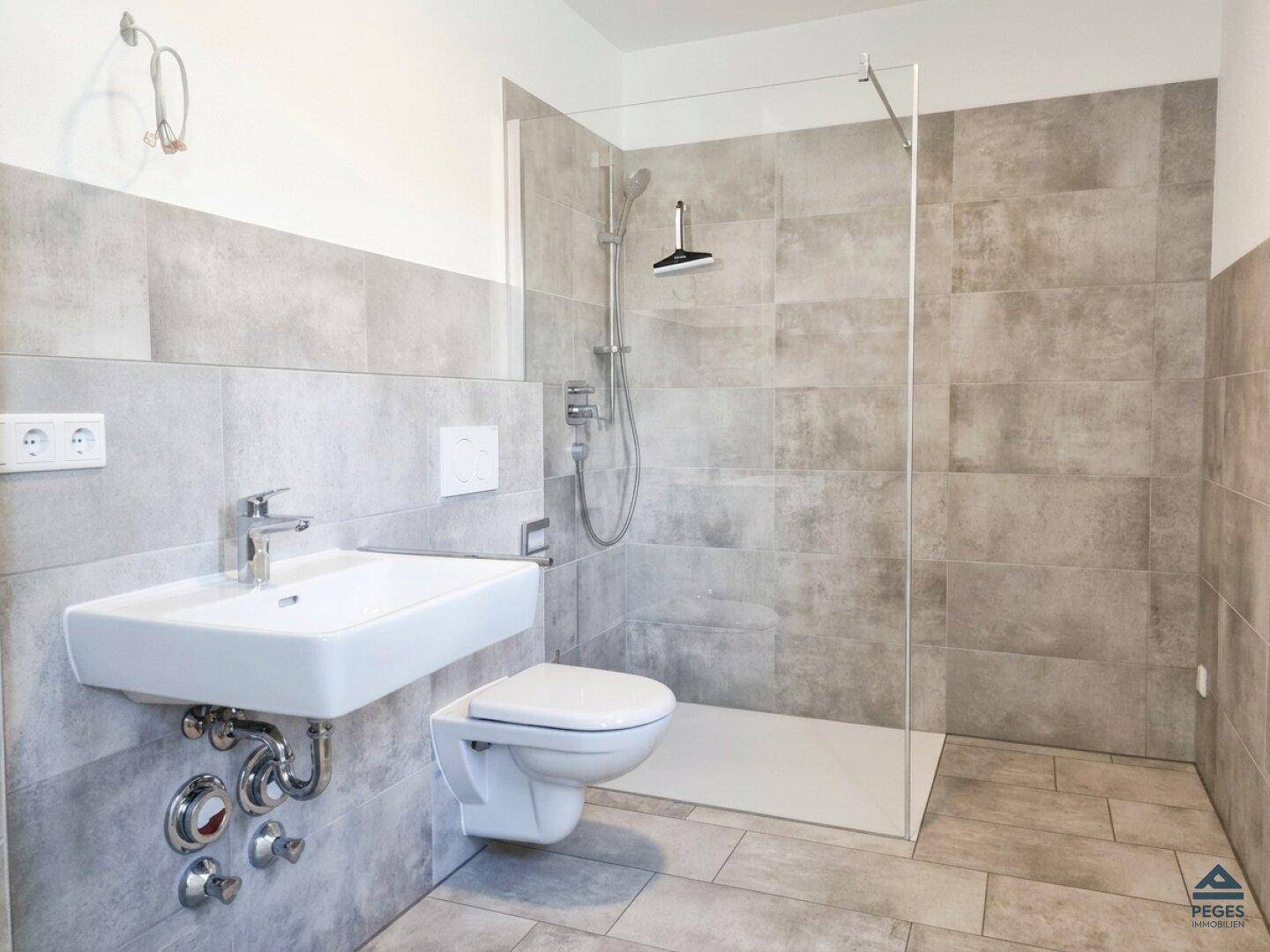 Bad (Dusche, Waschmaschinen-Anschluss) / WC