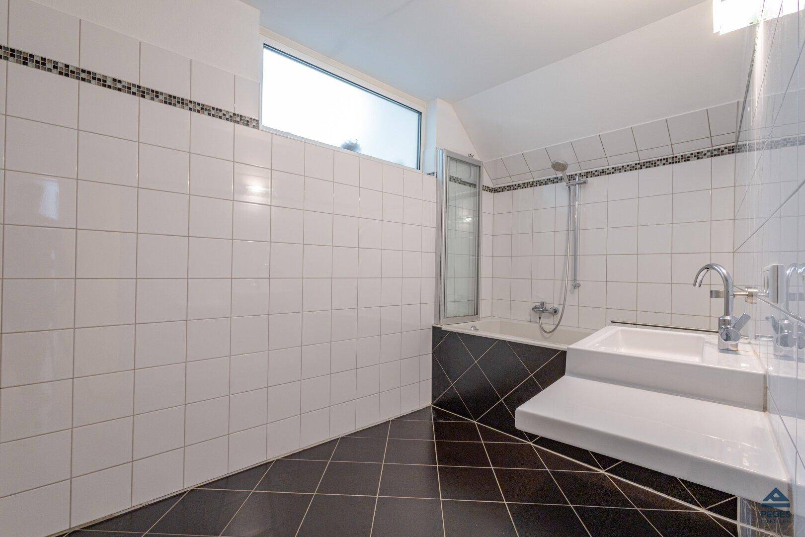 Bad mit Badewanne