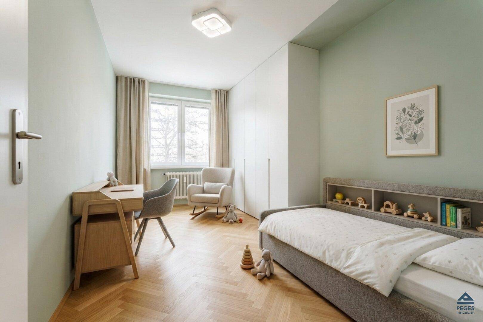 Helles Kinderzimmer mit hellgrünen Wänden, Holzparkettboden und einem Schreibtisch.