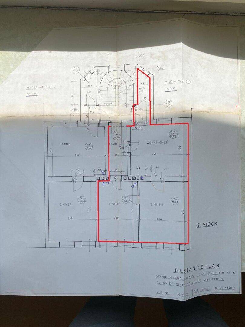 Detaillierter Bestandsplan der Wohnung mit eingezeichneten Räumen und Treppenhaus.