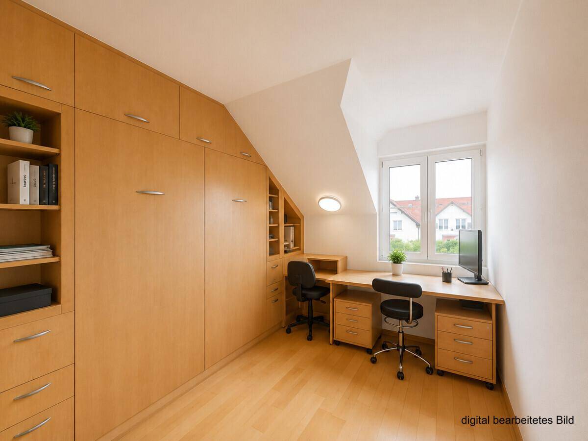 Helles Arbeitszimmer im Dachgeschoss mit Einbauschränken und Blick ins Grüne.