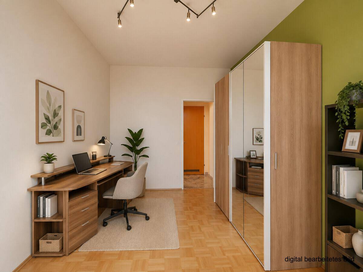 Modern eingerichtetes Büro mit Parkettboden, großem Schreibtisch und viel Stauraum.