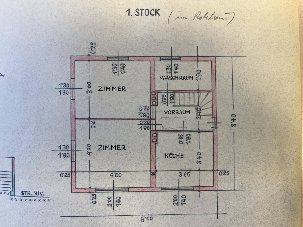 Grundriss des ersten Stocks mit Zimmern, Waschraum, Küche und Vorraum.