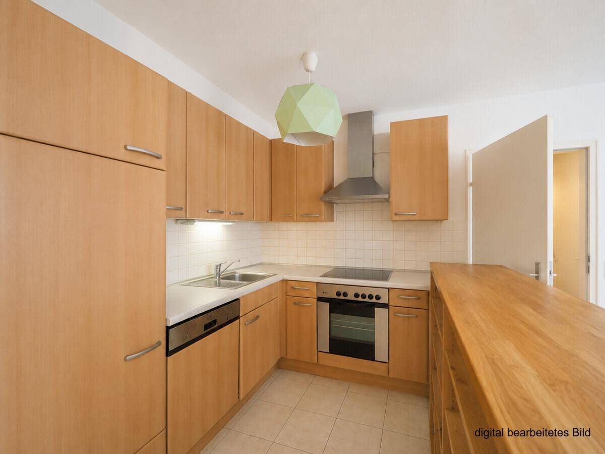 Funktionale Küche mit hellen Holzschränken, integrierten Geräten und einer praktischen Theke.
