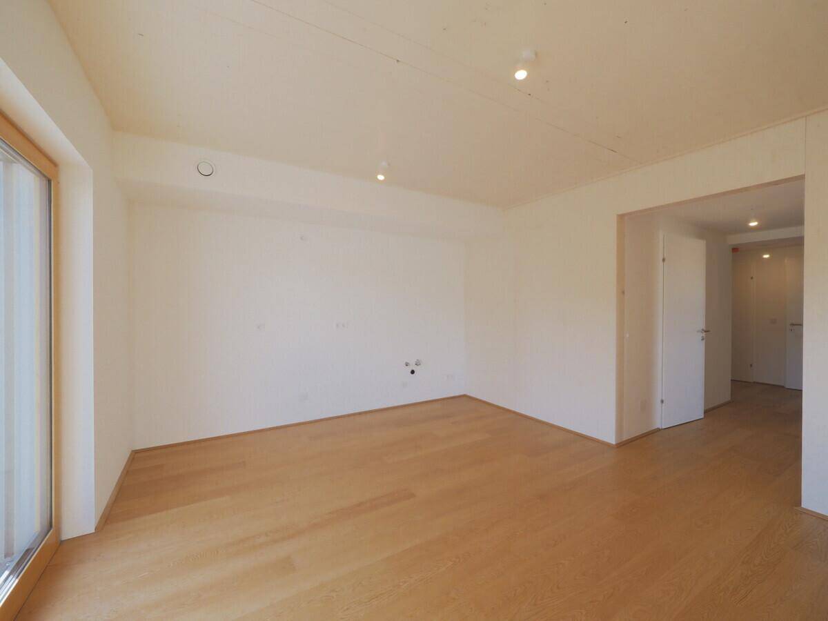 Heller Raum mit Parkettboden und Fenster, ideal als Wohn- oder Essbereich nutzbar.