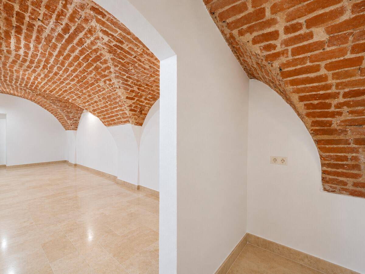 Architektonisch interessanter Bereich mit Säulen und dem charakteristischen Ziegelgewölbe.