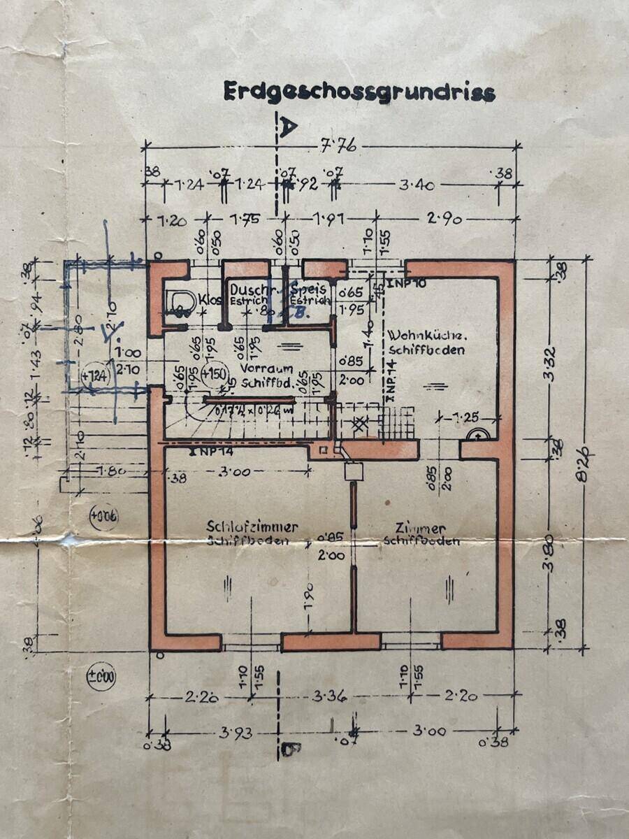 Grundriss des Erdgeschosses mit Wohnküche, Schlafzimmer und Badezimmer.