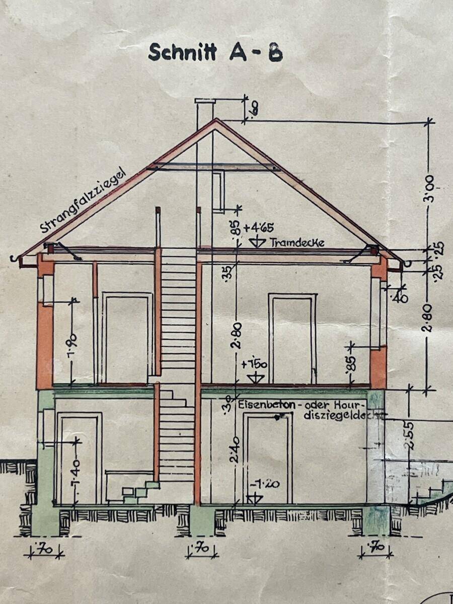 Schnittzeichnung des Hauses zeigt die Geschosse und Dachkonstruktion.