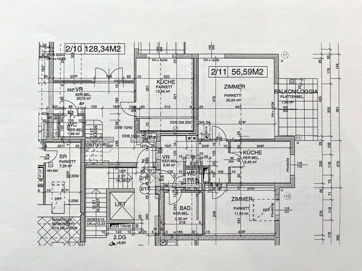 Detaillierter Grundriss mit Raumaufteilung, Balkon/Loggia und Liftzugang für mehrere Einheiten.