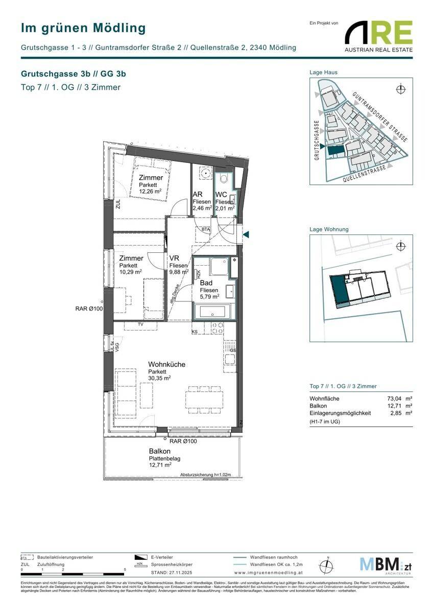 Detaillierter Grundriss einer Wohnung mit drei Zimmern und Balkon.