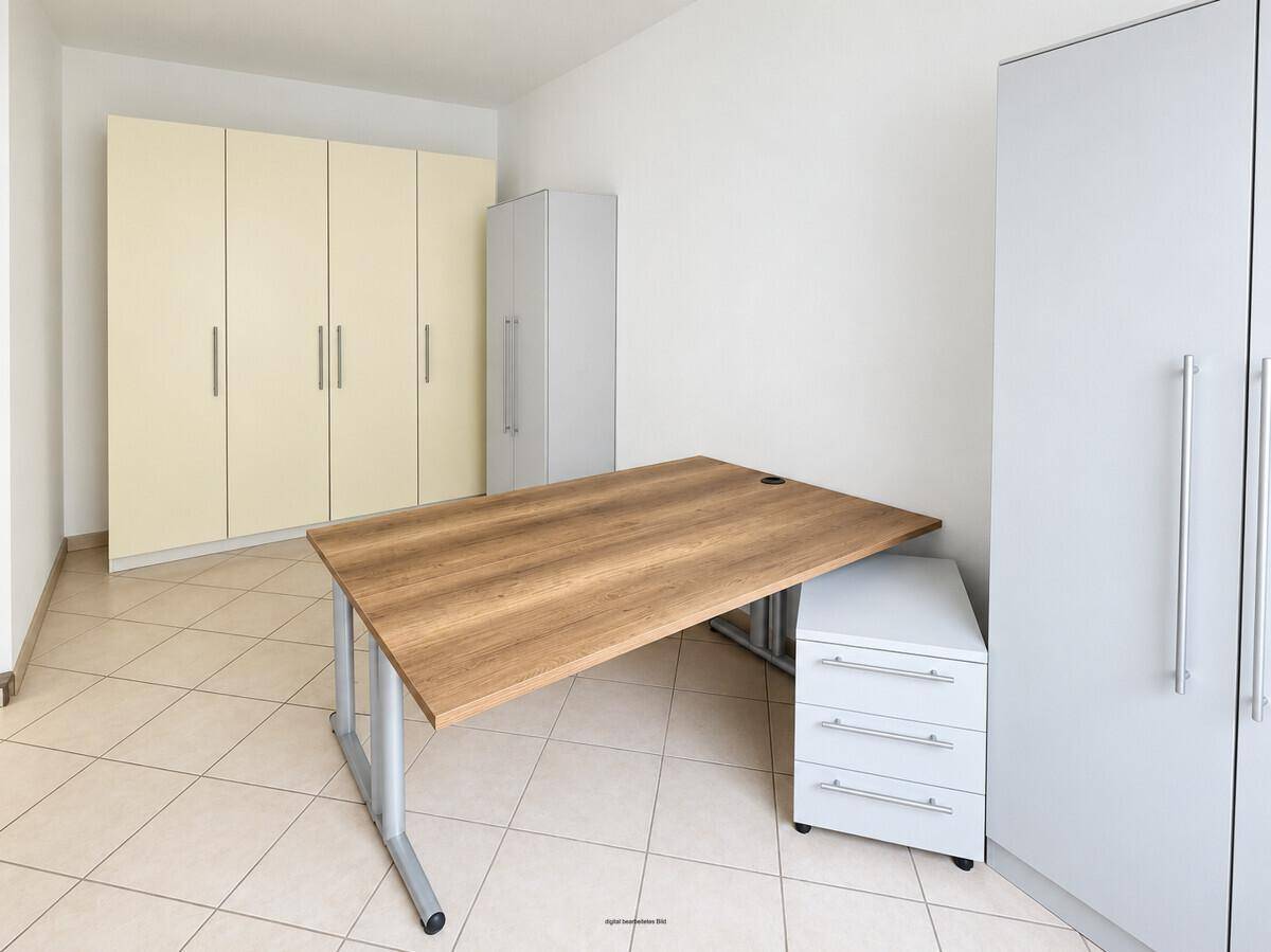 Büro oder Arbeitszimmer mit Fliesenboden, Schreibtisch und Schränken.