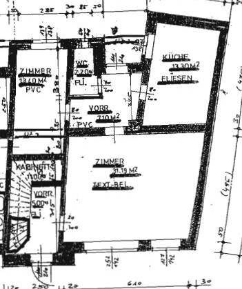 Grundriss des Erdgeschosses mit Küche, Zimmern und WC.