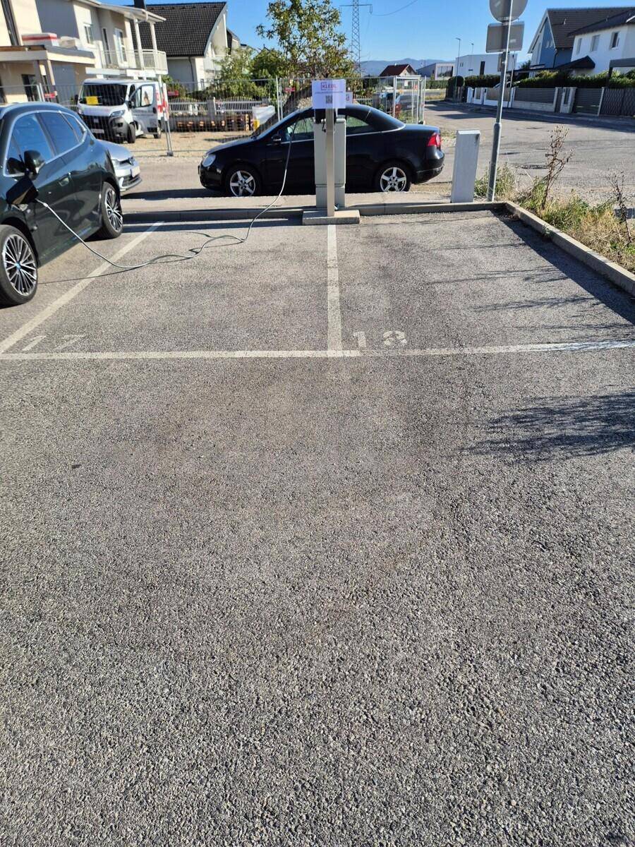 Zwei Stellplätze mit E-Ladefunktion – komfortabel parken &amp; zukunftssicher laden -