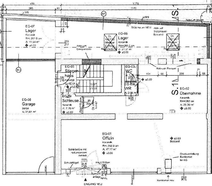 Grundriss des Erdgeschosses mit Büroräumen, Lagerflächen, Garage und WC-Bereich.