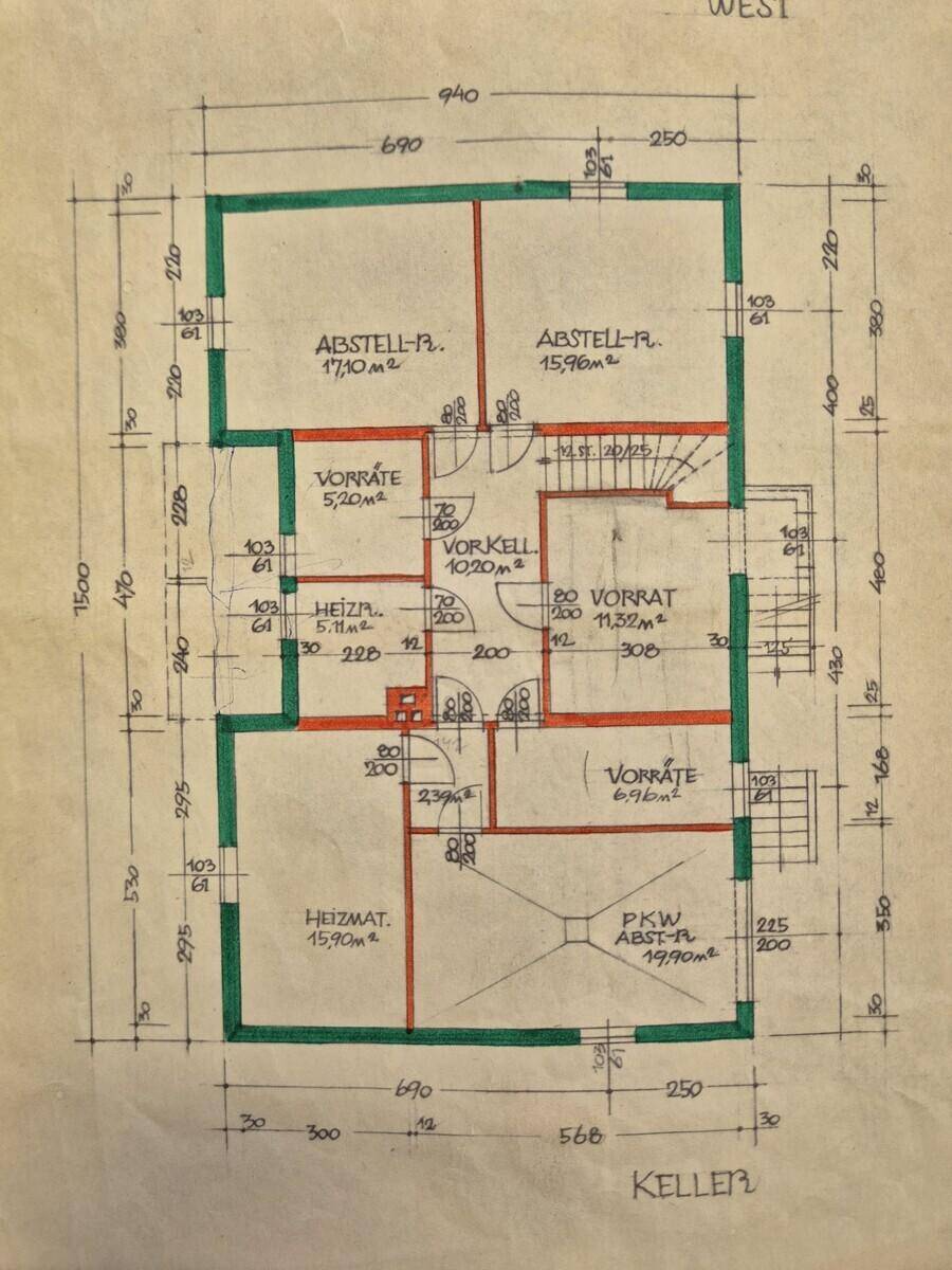 Grundriss des Kellers mit Abstellräumen, Heizraum und Parkfläche für ein Fahrzeug.