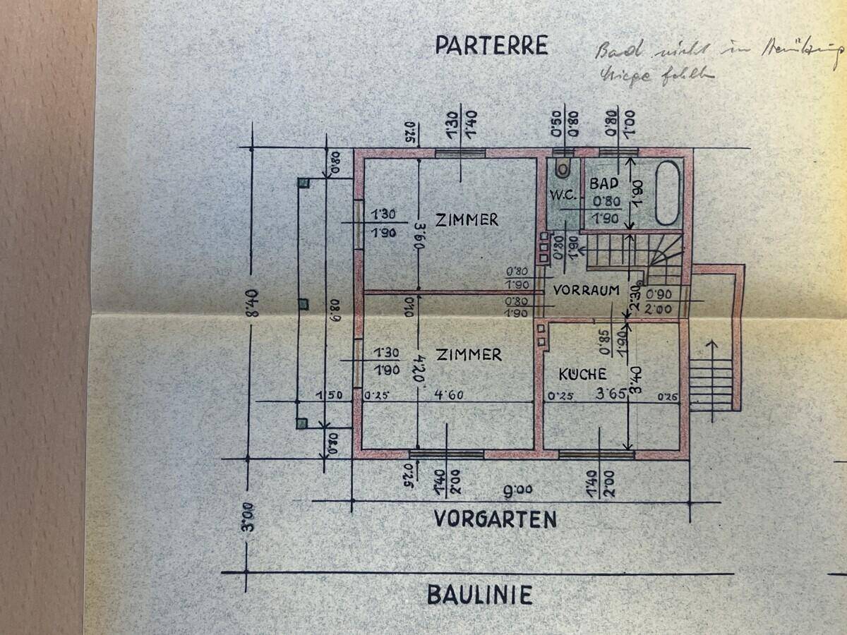Grundriss des Erdgeschosses mit Zimmern, Bad, WC, Küche und Vorraum.