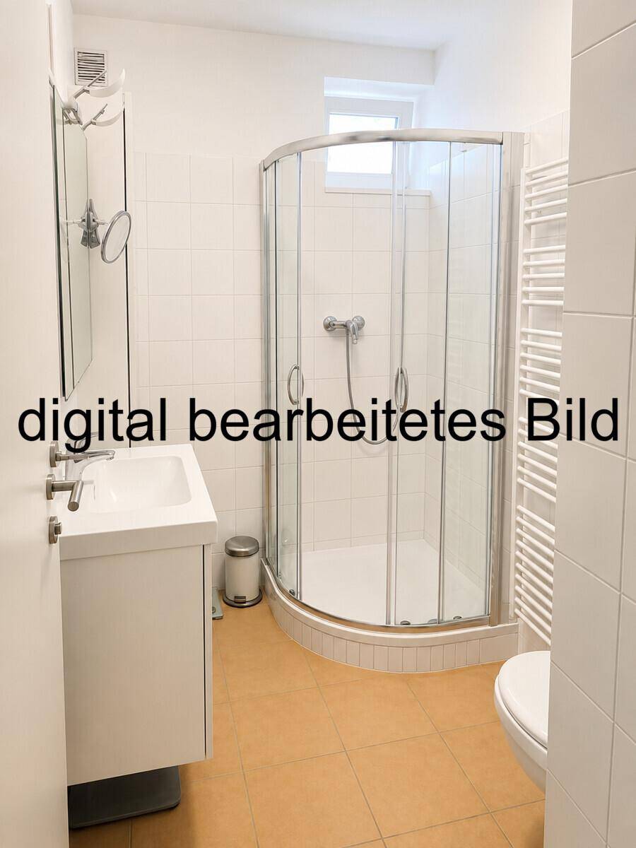 Modernes Badezimmer mit Duschkabine, Waschbecken, WC und einem Fenster für Tageslicht.