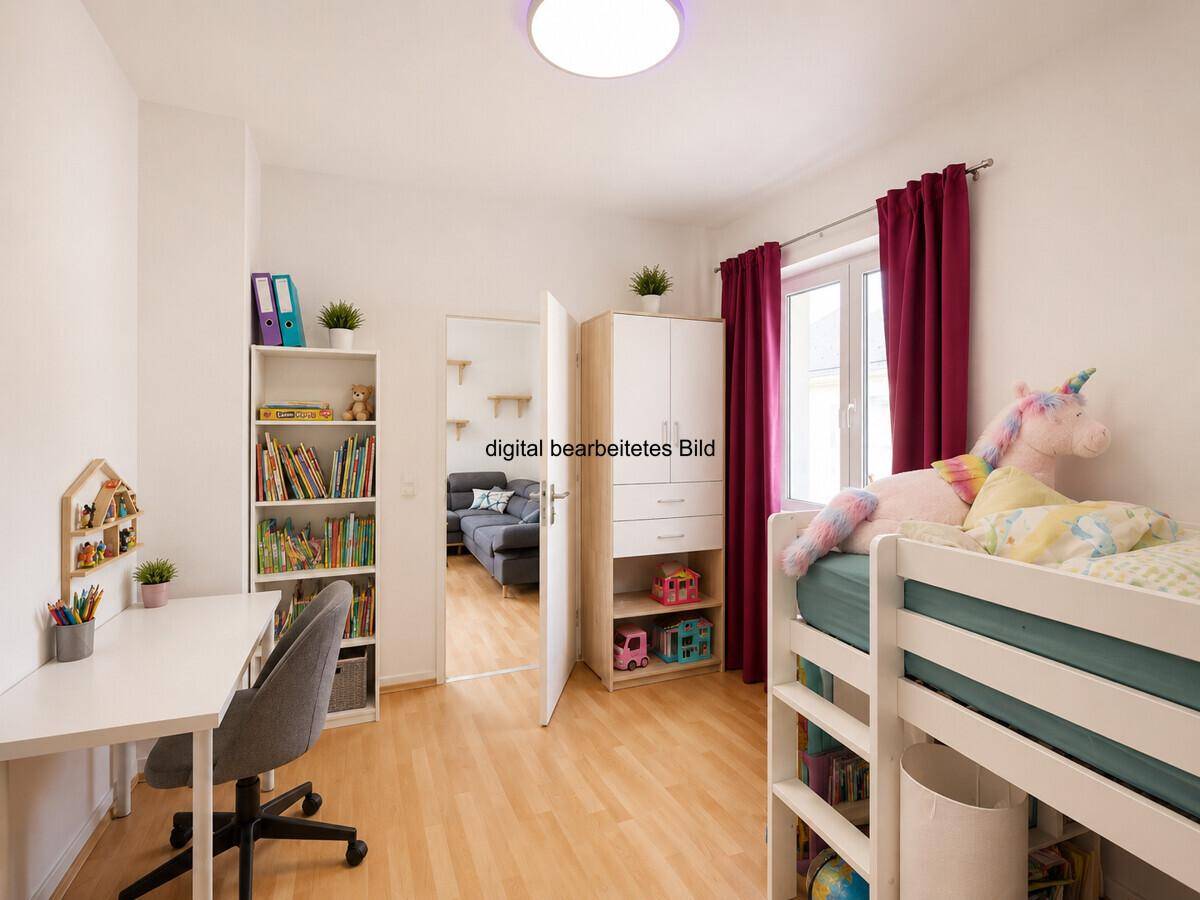 Freundliches Kinderzimmer mit Etagenbett, Schreibtisch und Bücherregalen, mit Zugang zu einem weiteren Raum.