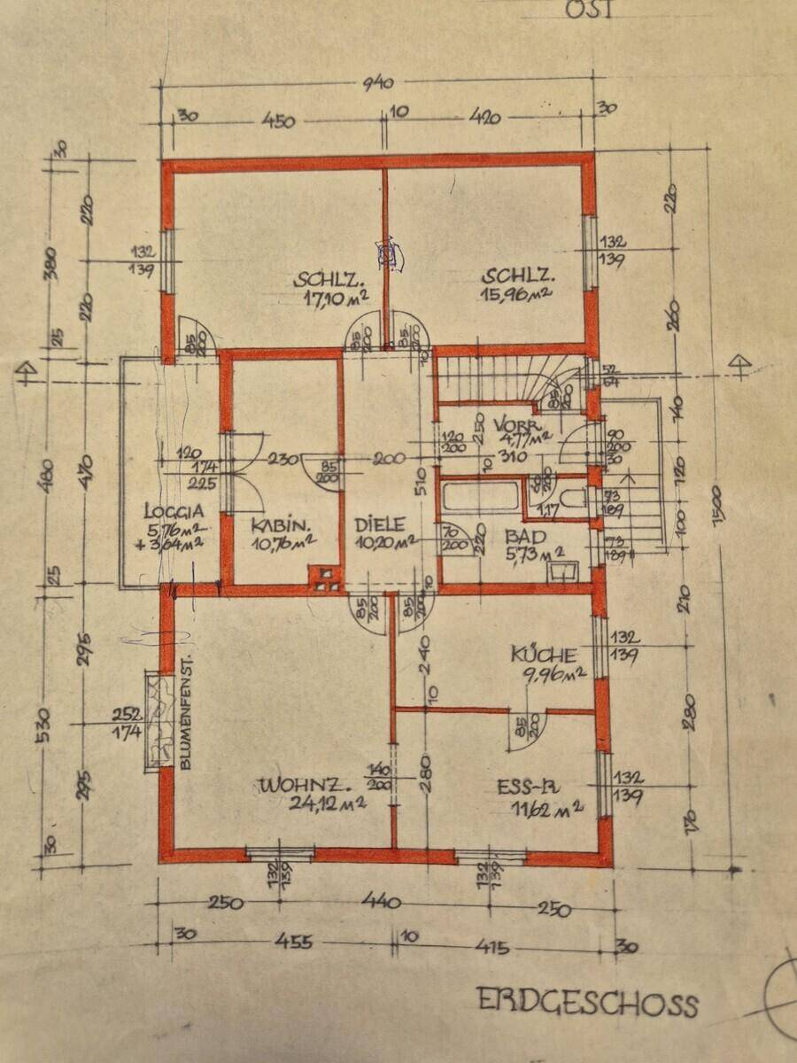 Grundriss des Erdgeschosses mit Schlafzimmern, Wohnbereich, Küche und Loggia.
