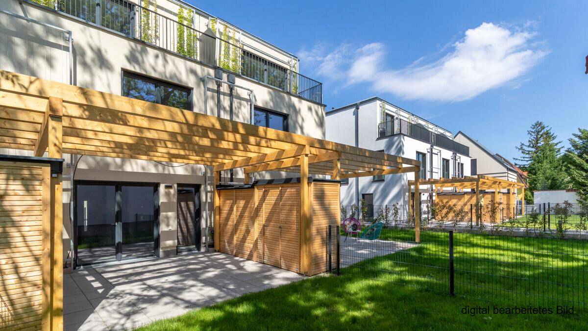 Seitlicher Blick auf die modernen Reihenhäuser mit ihren privaten Gärten und Terrassen unter Holzpergolen.