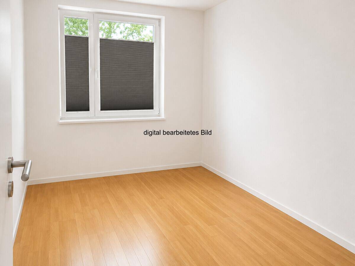 Helles Zimmer mit Laminatboden und großem Fenster, ideal als Schlaf- oder Arbeitszimmer.