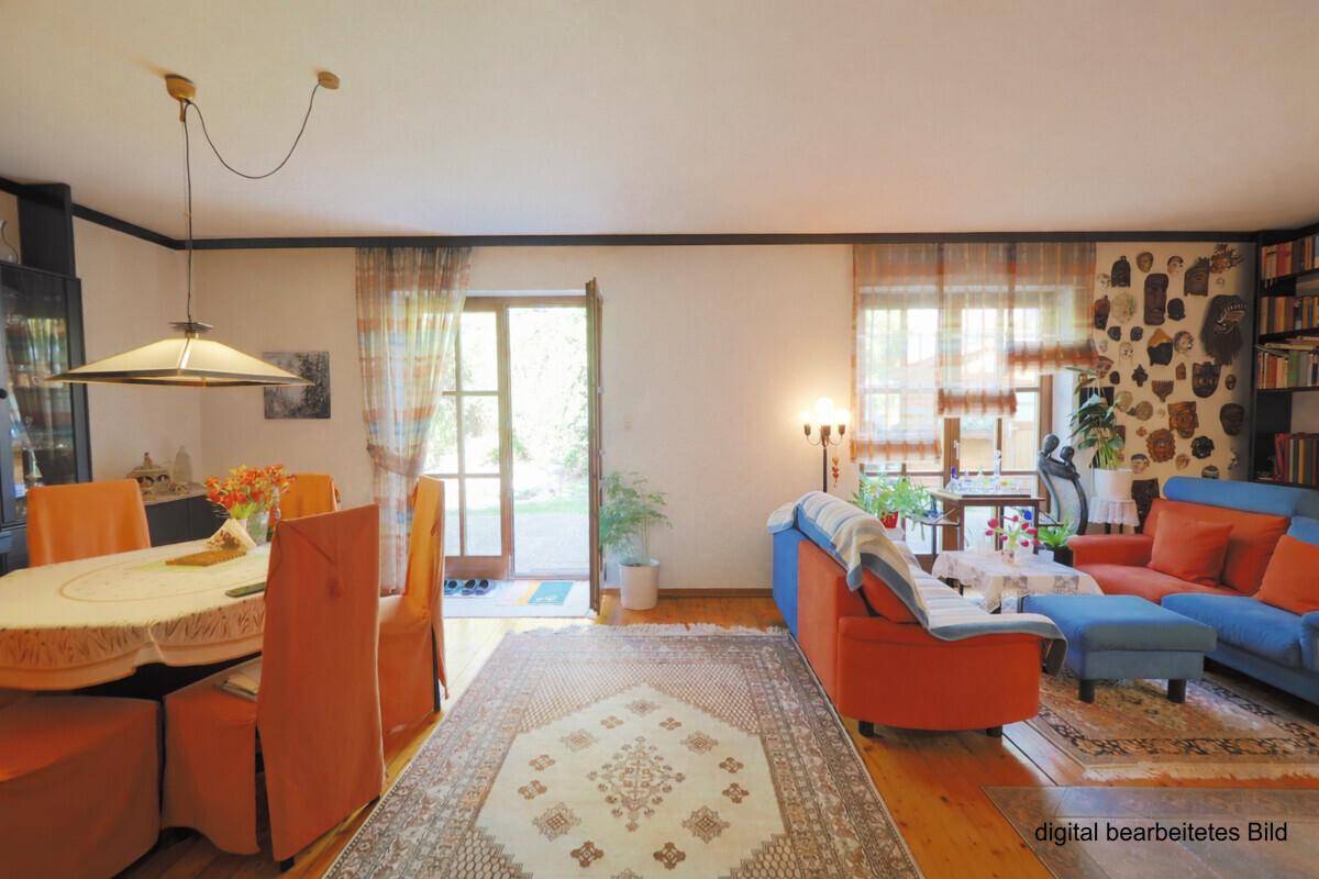 Geräumiger Wohn- und Essbereich mit Holzboden, farbenfrohen Möbeln und Gartenzugang.