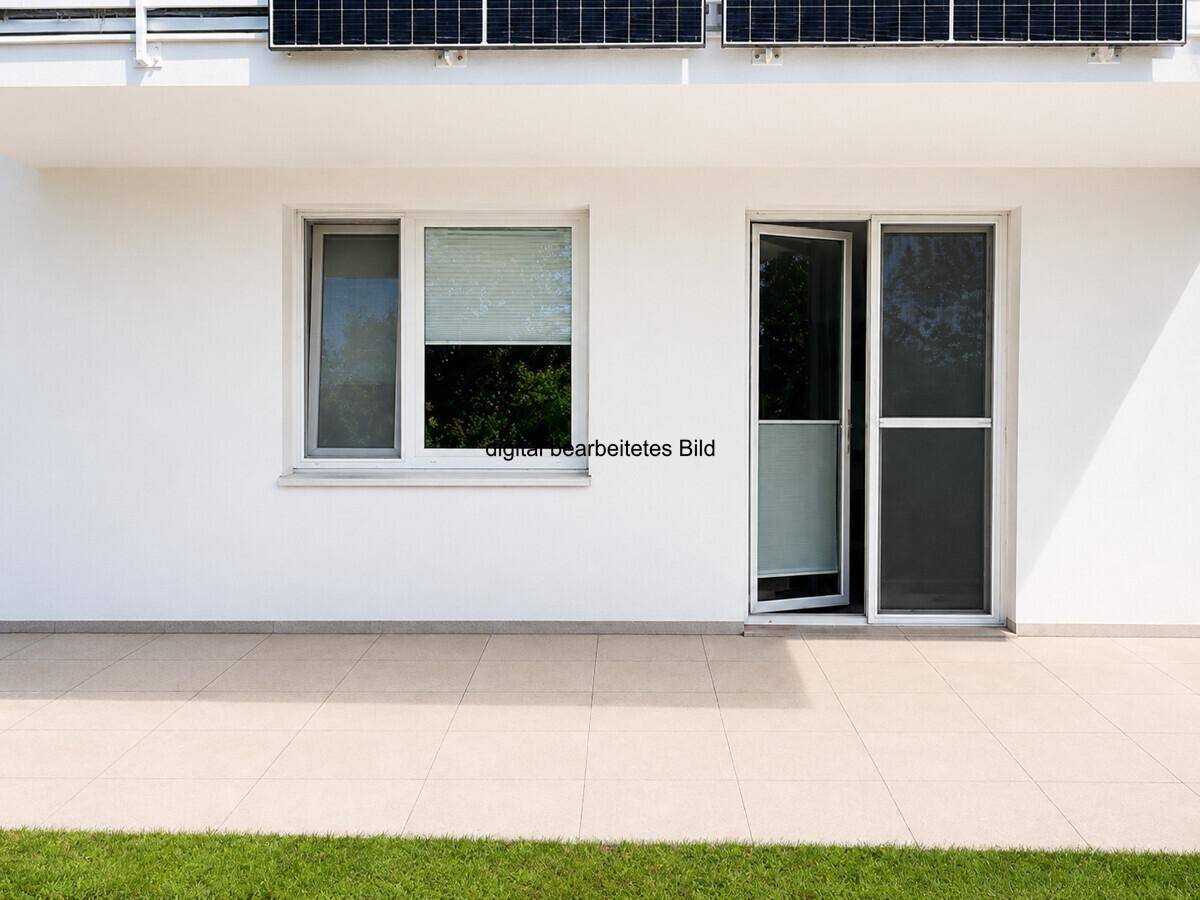 Helle Terrasse mit Fliesenboden und Zugang zum Garten, darüber Solarpaneele sichtbar.