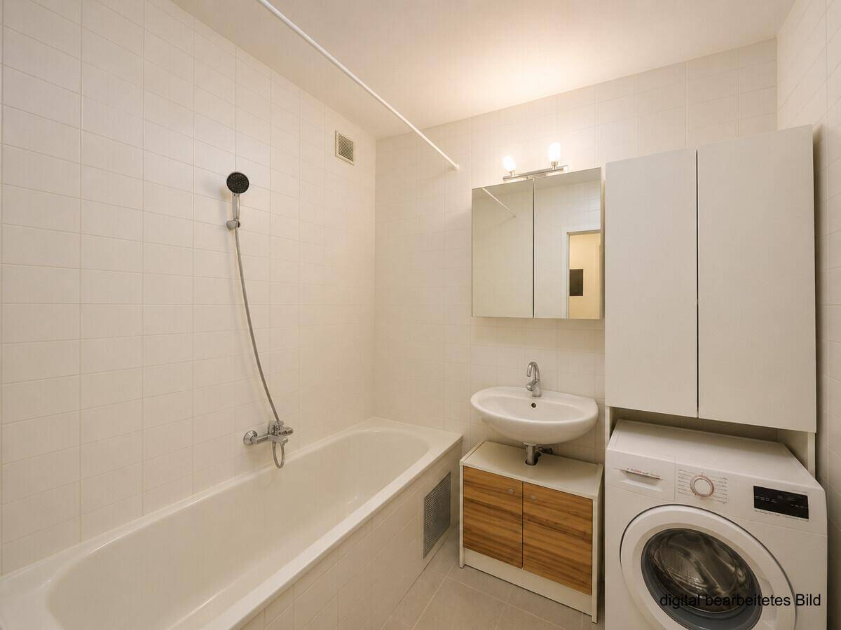 Modernes Badezimmer mit Badewanne, Waschbecken und integrierter Waschmaschine.