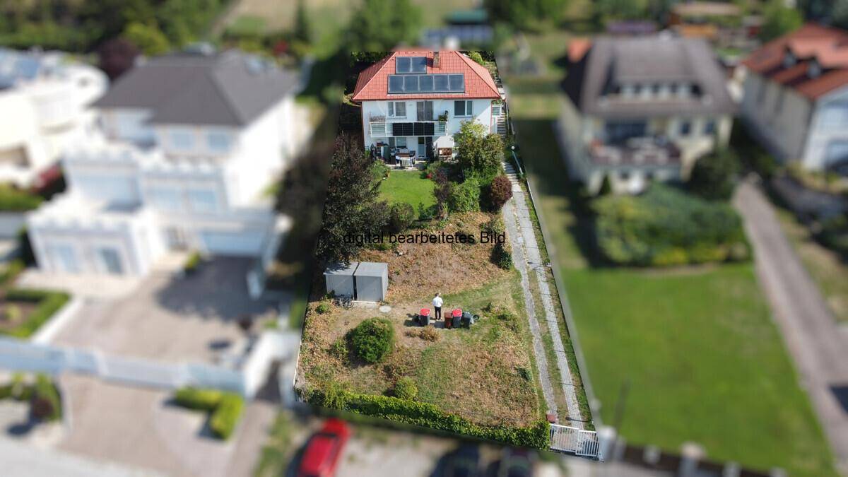 Weitläufige Luftaufnahme des Anwesens mit Haus, Garten und angrenzenden Grundstücken.