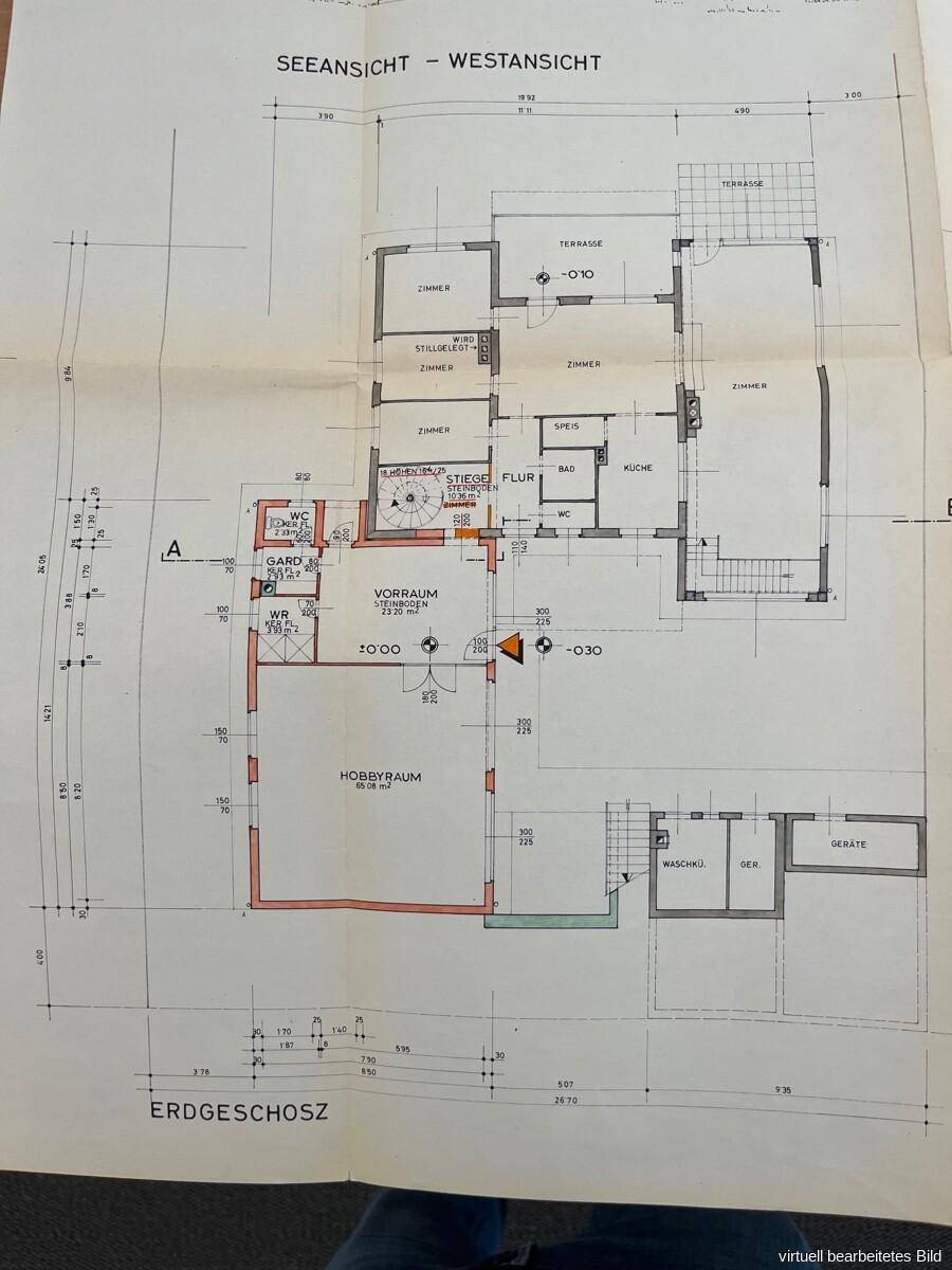 Grundriss des Erdgeschosses mit Hobbyraum, Küche, Bad und Terrasse.