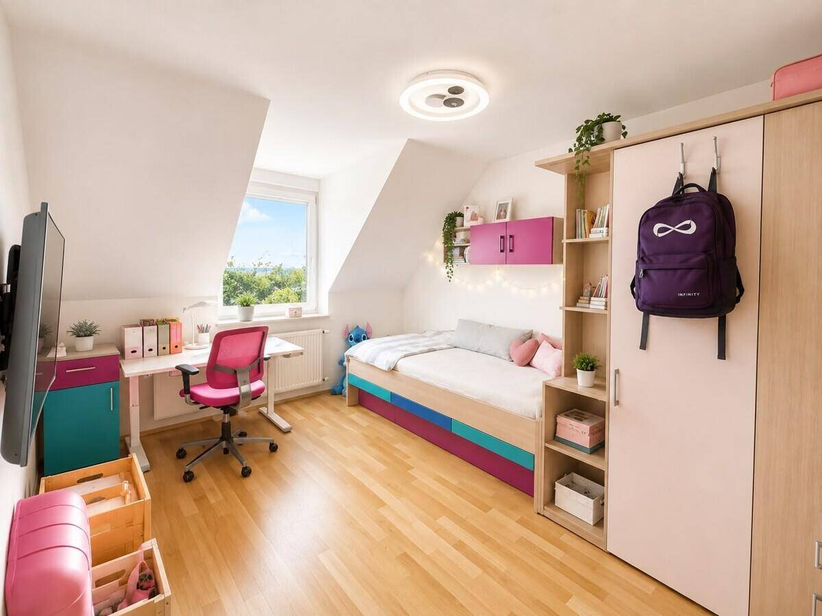 Freundliches Kinderzimmer mit Bett, Schreibtisch und farbenfroher Dekoration unter der Dachschräge.
