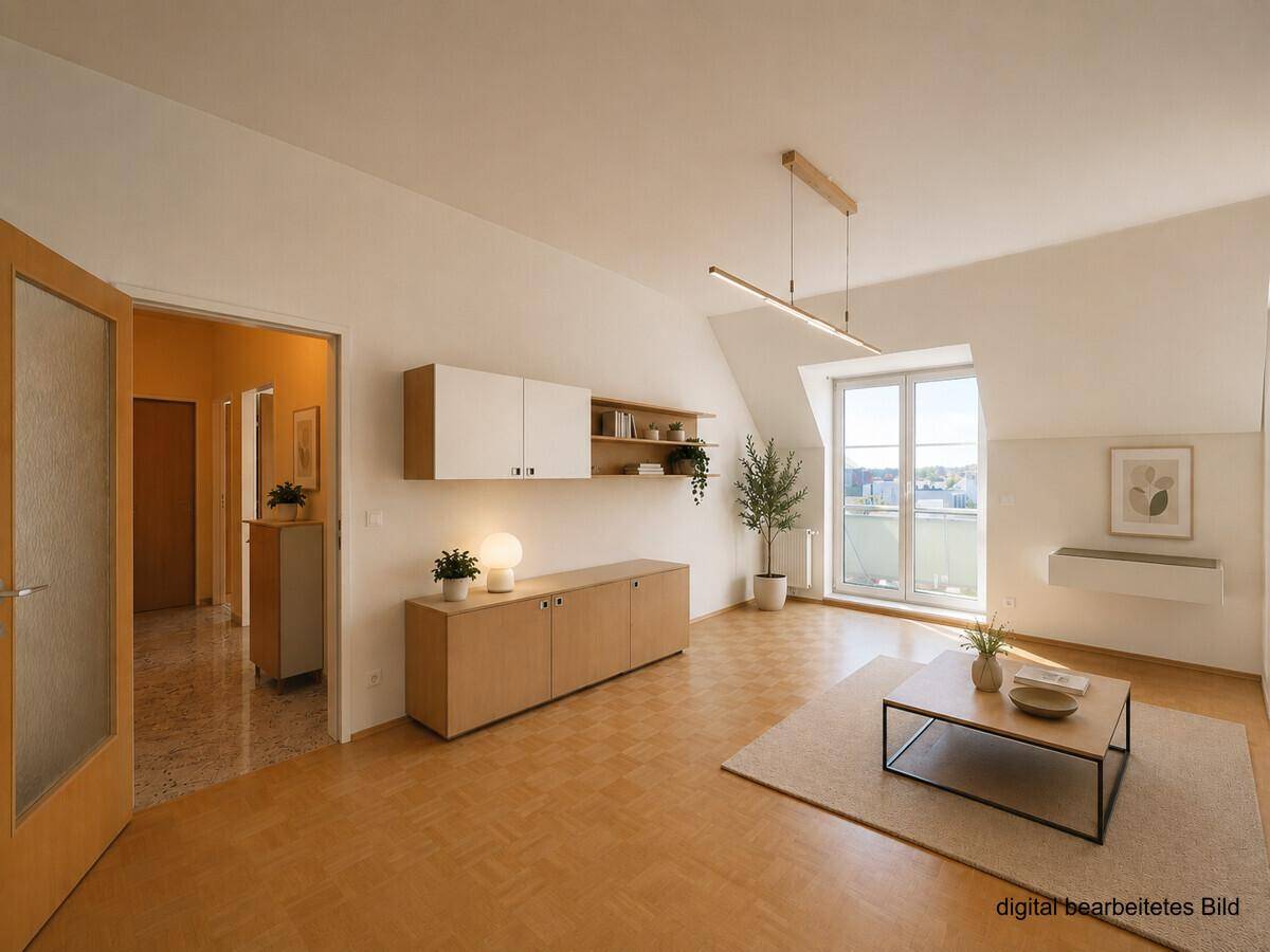 Gemütlicher Wohnbereich mit Parkettboden, modernen Möbeln und viel Tageslicht durch große Fenster.