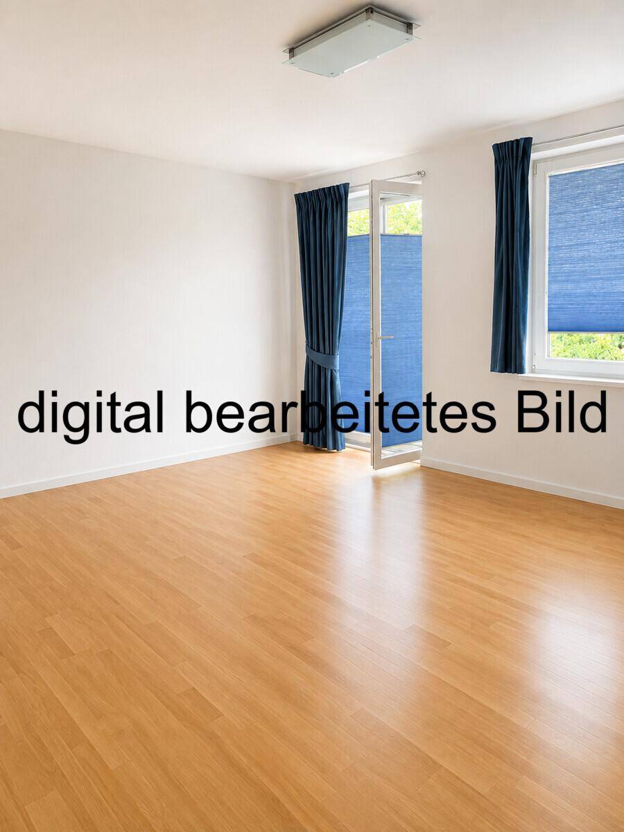 Geräumiges Zimmer mit Laminatboden und Zugang zu einem Außenbereich durch eine Fenstertür.