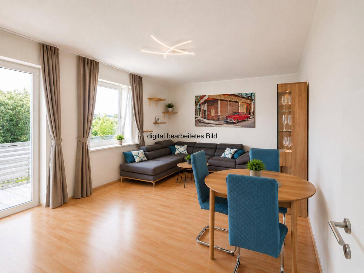 Offener Wohn-Essbereich mit Sofa, Esstisch und direktem Zugang zu einem Außenbereich.