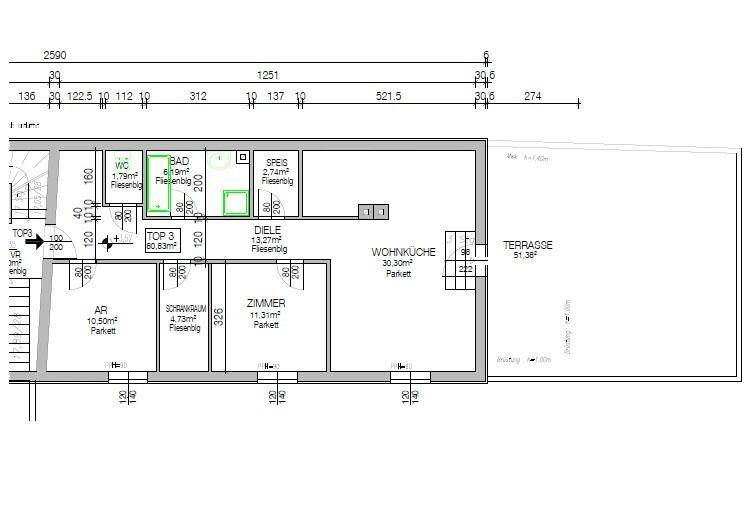 Grundriss zeigt eine Wohnküche, mehrere Zimmer, Bäder und eine große Terrasse.