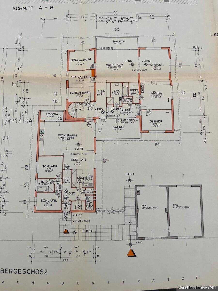 Grundriss des Obergeschosses mit Schlafzimmern, Wohnraum, Küche und Balkonen.