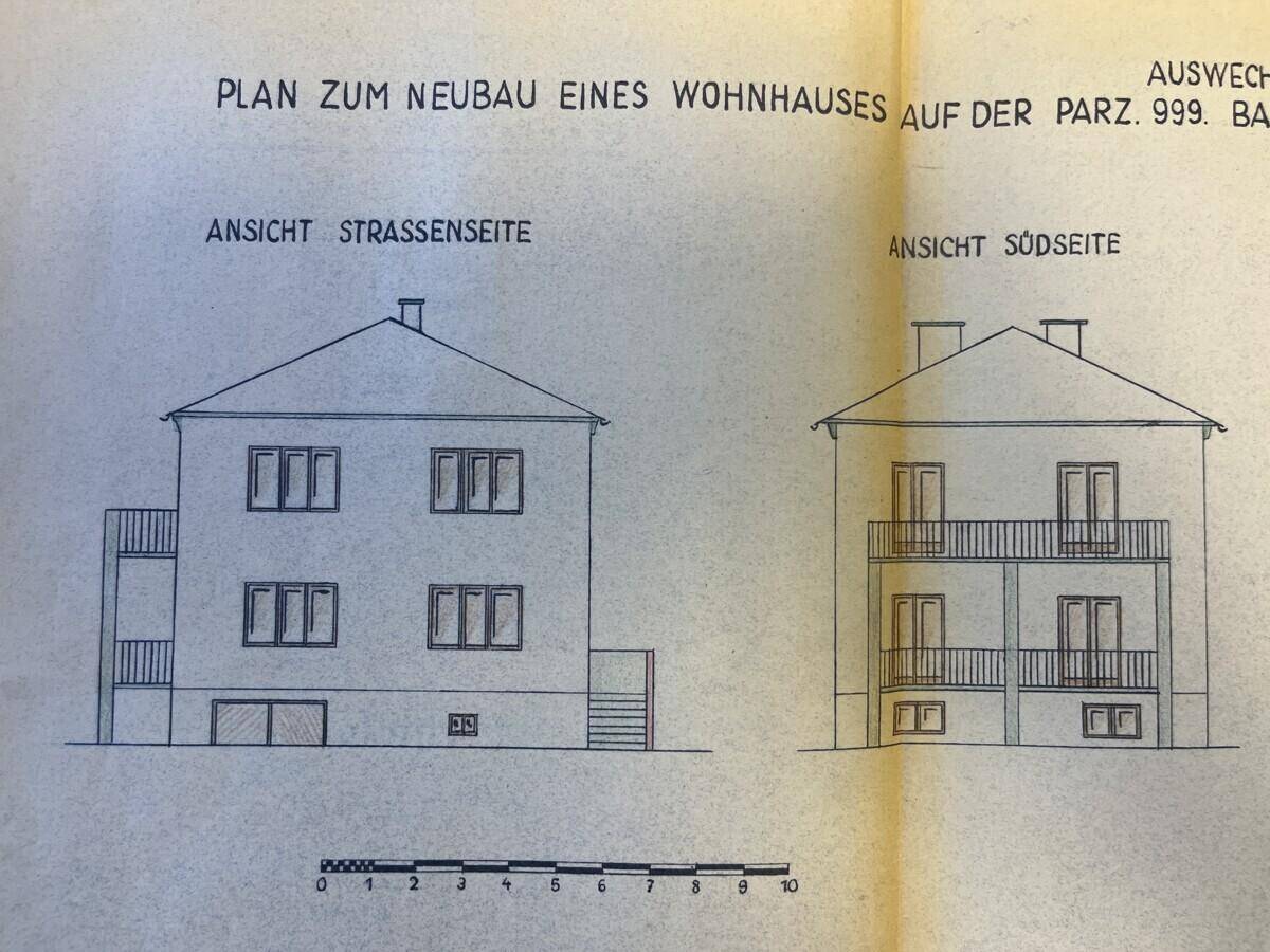 Ansichten der Straßen- und Südseite des Wohnhauses mit Balkonen und Fenstern.