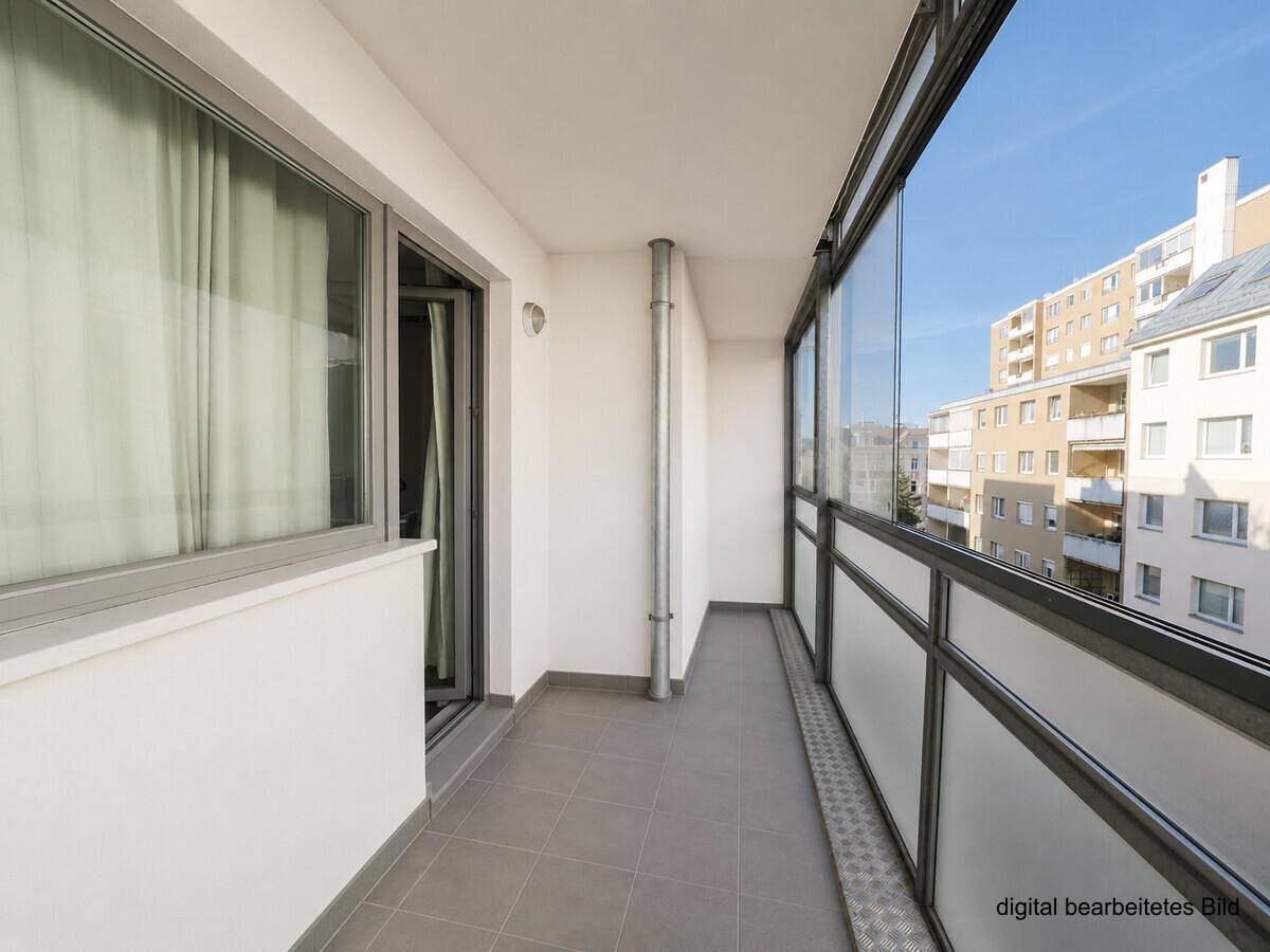Langer, verglaster Balkon mit Fliesenboden und Blick auf die Stadt.