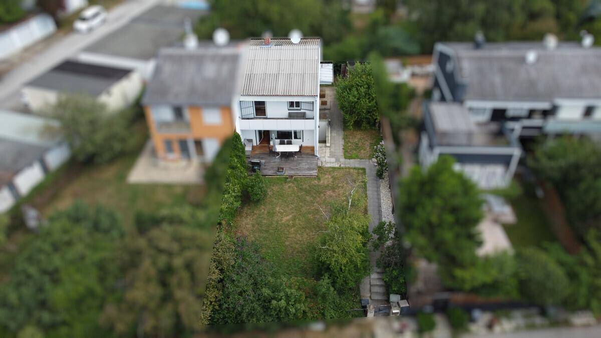 Luftaufnahme des Hauses mit Garten und der umliegenden Wohngegend.