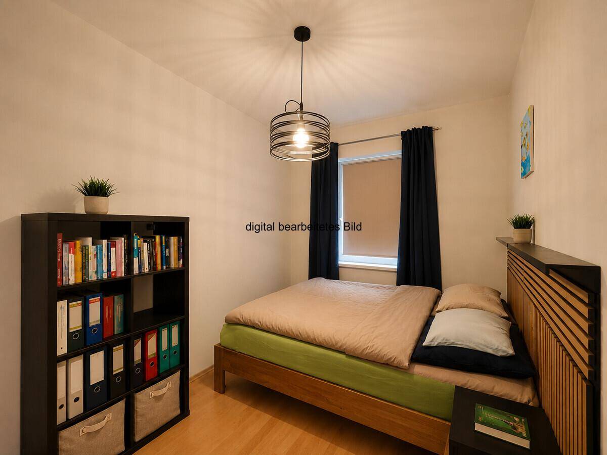 Gemütliches Schlafzimmer mit Bett, Bücherregal und Fenster, in warmen Farbtönen gehalten.