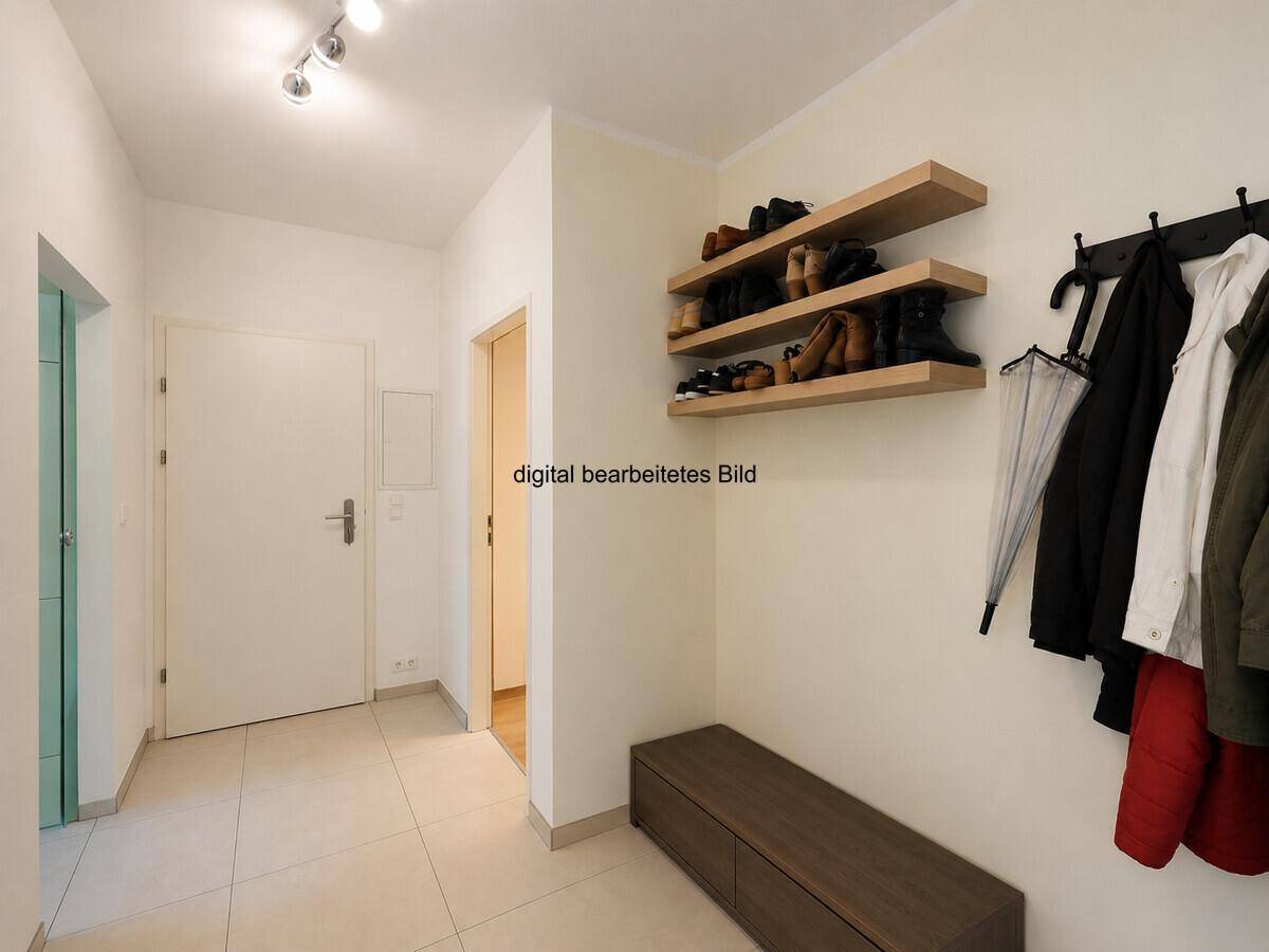 Heller Flur mit Fliesenboden, praktischen Schuhregalen und Garderobe für den Eingangsbereich.