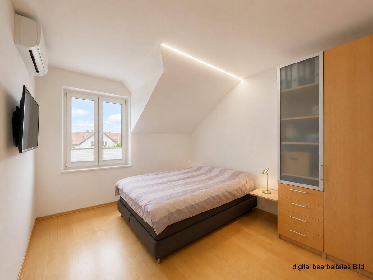 Gemütliches Schlafzimmer im Dachgeschoss mit Klimaanlage und Holzboden.