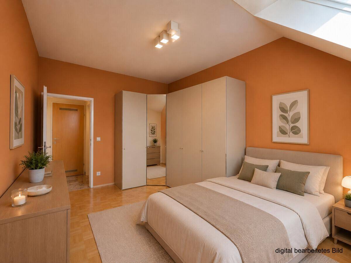 Gemütliches Schlafzimmer mit Parkettboden, Dachschräge und modernem Bett, hell und einladend.
